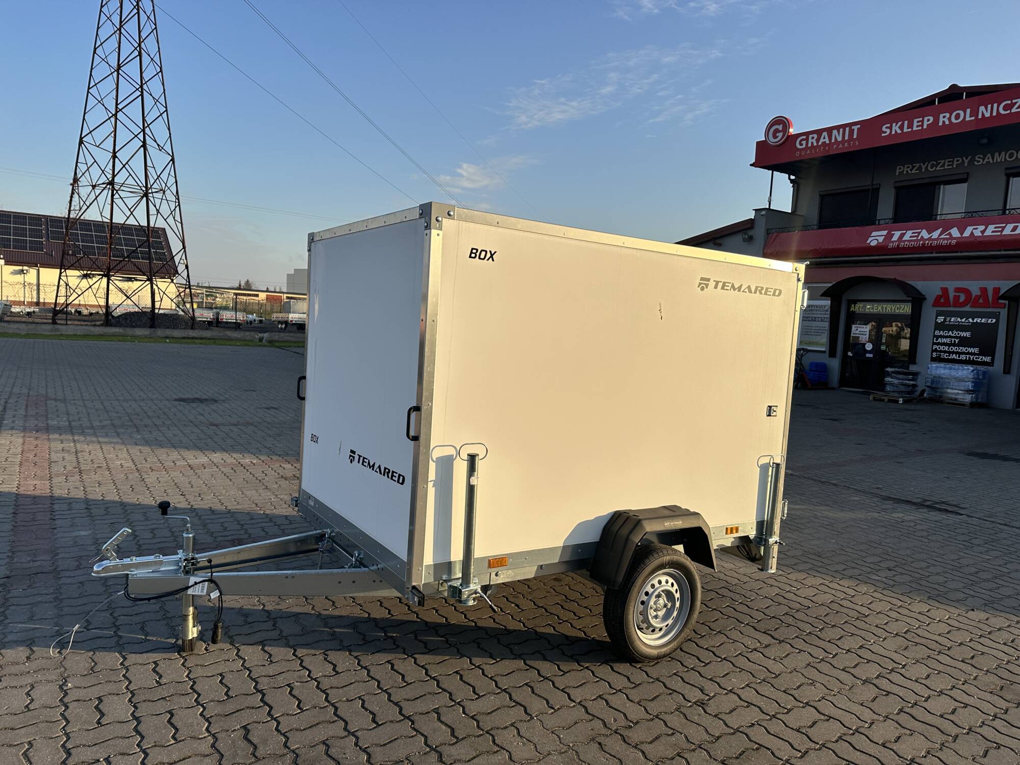 Kontener Furgon SMART BOX z najazdami 232x147x150 Temared uchylny o DMC 750kg