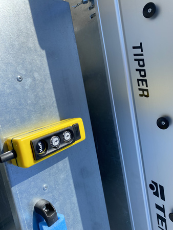Przyczepa dwuosiowa kipprowana Temared Tipper 3015/2 z pompą elektryczną o DMC 2700 kg