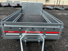 Przyczepka samochodowa dwuosiowa uchylna z trapem najazdowym TEMARED PRAKTI 2615/2 o DMC 750kg
